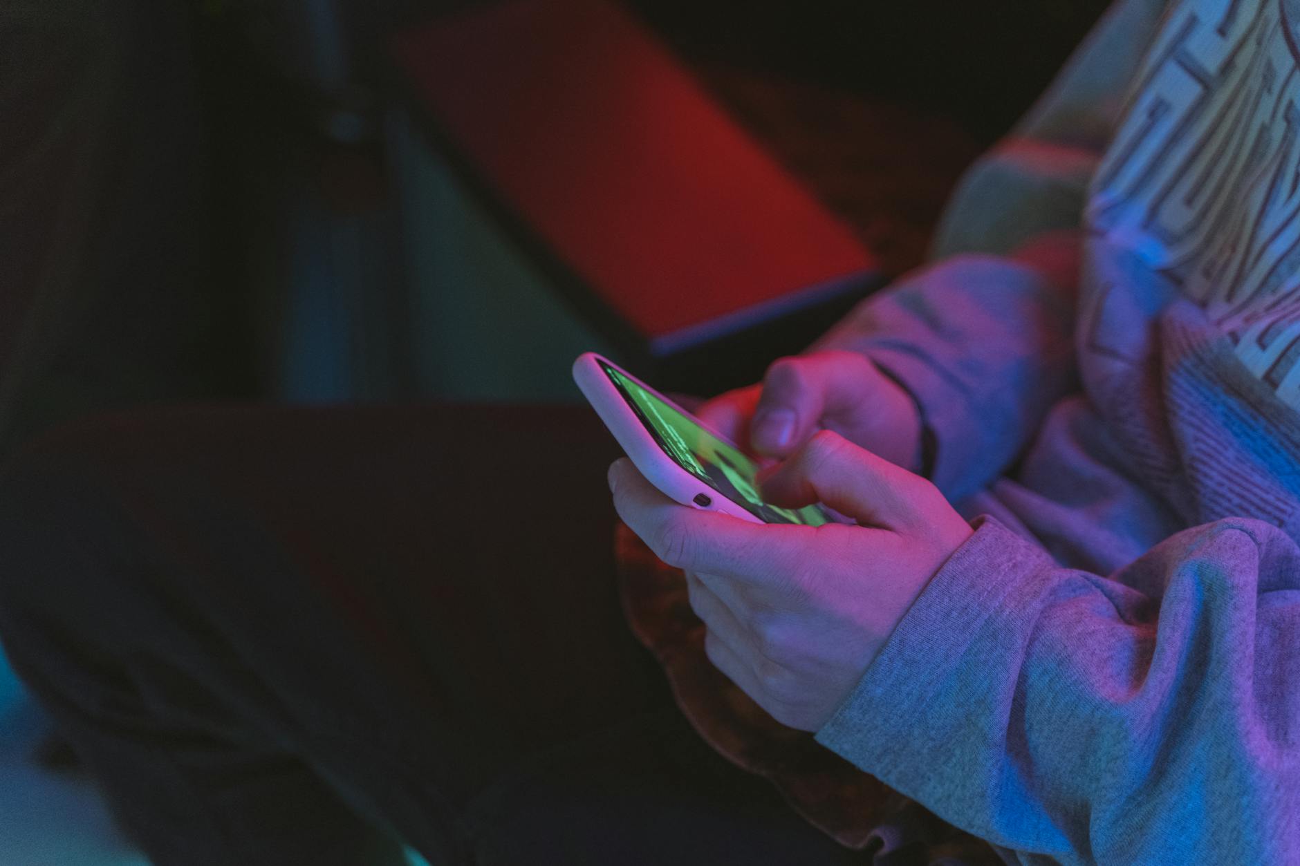 Hướng dẫn tải và cài đặt game đá gà online an toàn trên điện thoại.